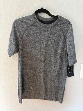 NWT Men's Fabletics Grey Seamless The Training Day Tee size M. $50 retail